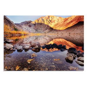 تابلو شاسی طرح چشم انداز زیبای کوهستان و دریاچه پاییزی Convict Lake Autumnمدل NV0781